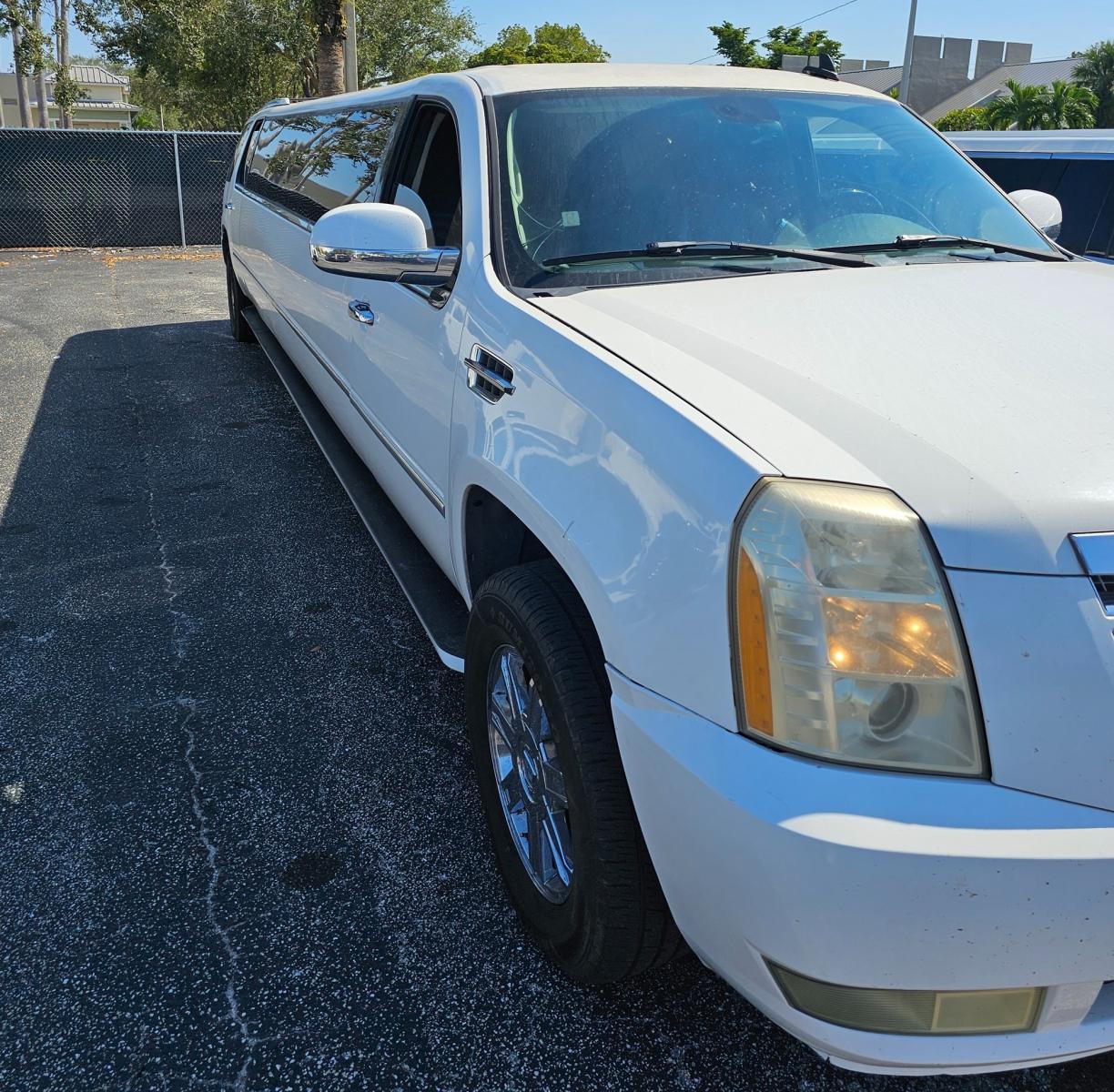 2008 White Cadillac Escalade , Automatic transmission, 0.000000, 0.000000 - Photo #1